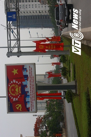 Nhiều áp phích lớn cùng băng rôn được trang trí trên các con đường lớn tại TP.Hà Nội