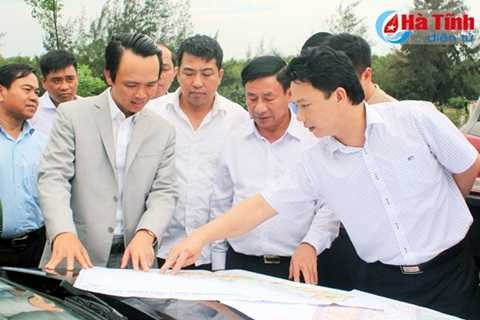 Lãnh đạo tỉnh Hà Tĩnh giới thiệu với Chủ tịch HĐQT Tập đoàn FLC và đoàn về cơ hội đầu tư tại khu vực Bắc Thiên Cầm