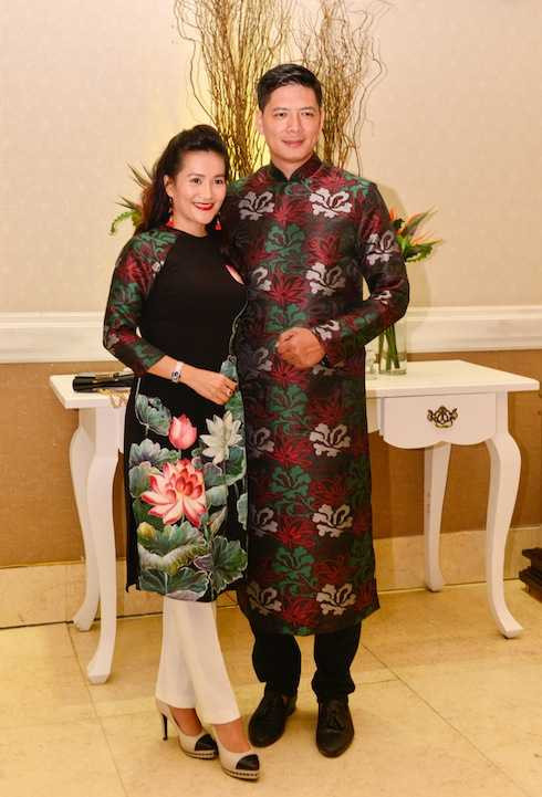 Hai vợ chồng hạnh phúc sau nhiều năm kết hôn.