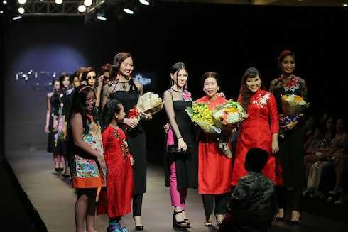 Thu Thuỷ tặng hoa cho NTK Sương Nguyễn.