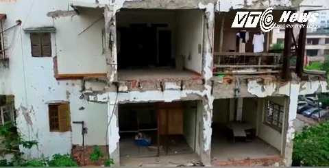 Ngôi nhà số 51 ở Huỳnh Thúc Kháng bị hư hỏng nặng sau vụ sập nhà số 47 gần đó.