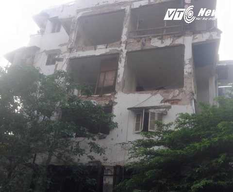 Ngôi nhà bị hư hại nặng, có thể sập đổ bất cứ lúc nào