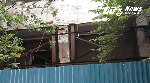 Nhiều chỗ bị nứt nẻ, người dân khắc phục bằng cách bắn tôn, quay sắt cố định cột dầm