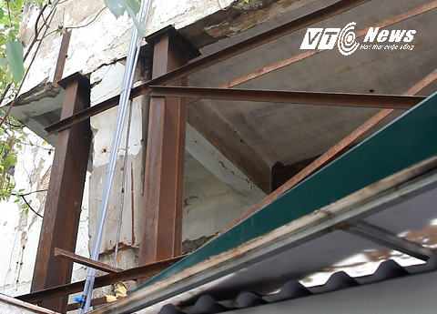 Nhiều thanh sắt được cố định cột dầm, chỗ bị nứt