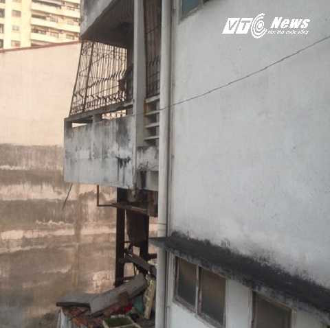 Căn nhà bị hư hại, rạn nứt từ tầng 1 đến tầng 4