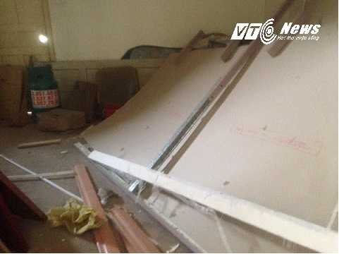 Nhiều đồ dùng hư hại sau vụ sập nhà vẫn chất đống không có ai dọn