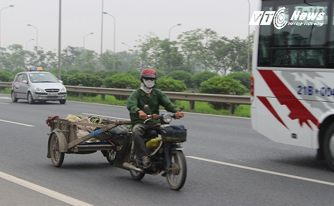 Chiếc xe kéo thản nhiên đi vào đường cấm như không hay biết