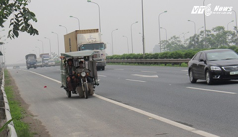 Xe 3 bánh chở hàng trên trên Đại lộ Thăng Long, bất chấp nguy hiểm rình rập
