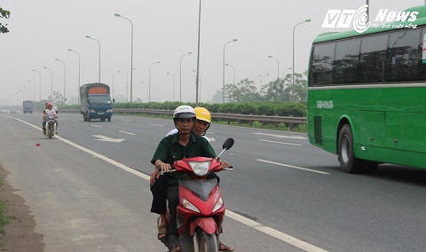 Xe máy tự cho mình cái quyền được lưu thông trên Đại lộ thăng long