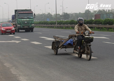 những chiếc xe kéo này hàng ngày vẫn chở hàng, lưu thông thường xuyên trên tuyến đường cao tốc này
