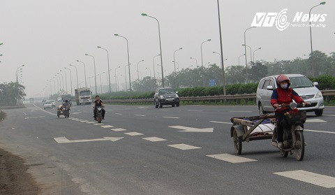 Xe kéo, xe máy dàn hàng lấn chiếm đường cao tốc của xe 4 bánh trở lên