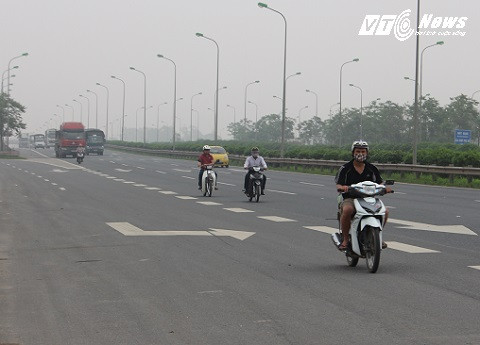 xe máy dàn hàng trên đường Đại lộ Thăng Long thường xuyên nhưng không có cơ quan chức năng xử lý