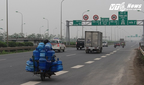 Chở hàng cồng kềnh, lưu thông trên cao tốc với tốc độ cao