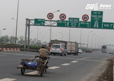 Xe máy, xe kéo đánh đu với tủ thần trên Đại lộ Thăng Long