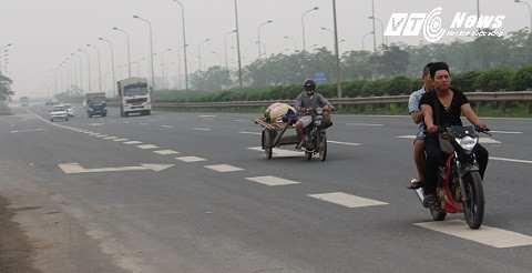 Xe máy, xe kéo lộn xộn trên đường cao tốc