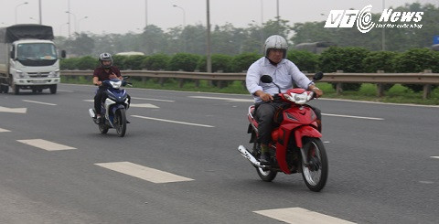 Xe máy dàn hàng lộng hành trên cao tốc