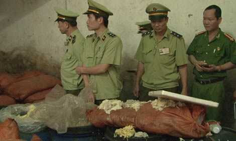 Hãi hùng phát hiện 40 tấn măng hôi thối, có dòi