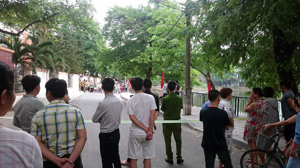 Cơ quan chức năng phong tỏa hiện trường, điều tra làm rõ vụ viêc.
