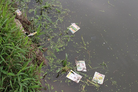 Bao bì các loại hóa chất vứt đầy các con mương, nơi các hộ dân dùng để rửa rau - Ảnh Ngọc Thắng