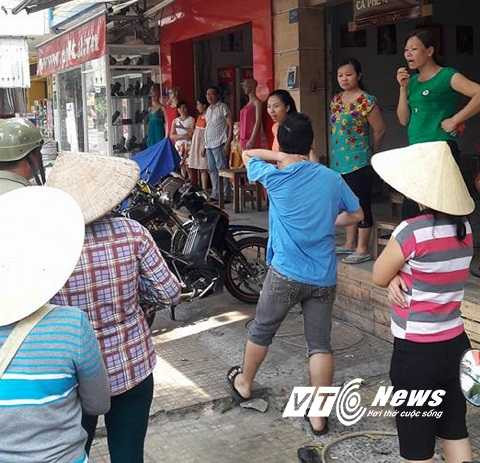 Nhiều người dân vây quanh hiện trường vụ án