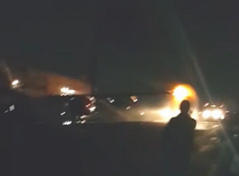 Nhân viên cứu hỏa nỗ lực dập tắt ngọn lửa. Nhân viên cứu hỏa nỗ lực dập tắt ngọn lửa.