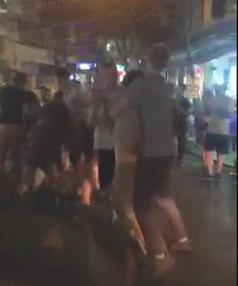 Một khách tây khác cố lao vào đánh nhau bị bạn can ngăn. Ảnh cắt từ clip Một khách tây khác cố lao vào đánh nhau bị bạn can ngăn. Ảnh cắt từ clip