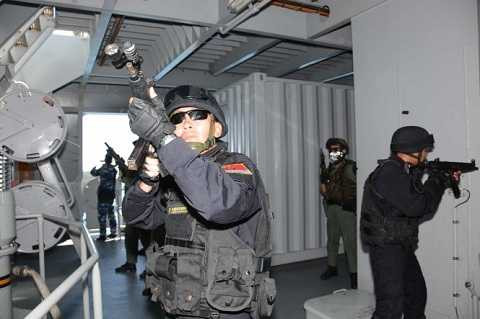 Đặc nhiệm các nước ADMM+ tiếp cận khu vực có khủng bố trên tàu mục tiêu