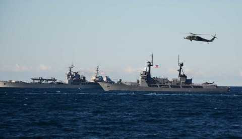 Máy bay trực thăng theo dõi mọi diễn biến hành trình trên biển