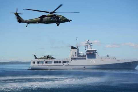 Máy bay tiếp cận tàu mục tiêu