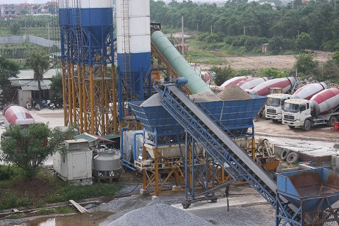 Chính quyền huyện Đông Anh đang đùn đẩy trách nhiệm của mình về sự hoạt động của hai trạm trộn trái phép.