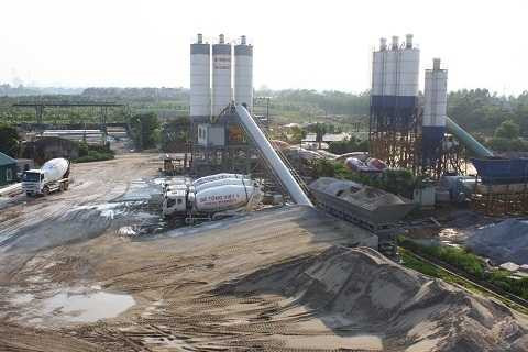 Mặc dù bị buộc phải tháo dỡ thế nhưng hai trạm trộn bê tông này vẫn ngang nhiên hoạt động, thách thức chính quyền. 