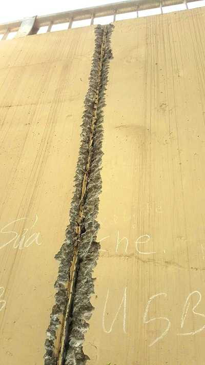 Các khe rãnh bị đục đẽo trước khi được sửa chữa Ảnh: motthegioi