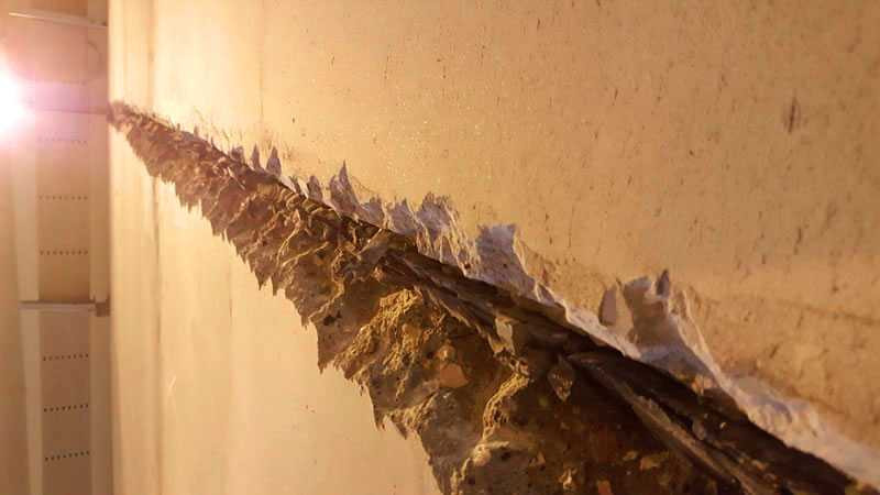 Nhiều khe tiếp giáp các vách bê tông được đánh dấu sửa chữa và đục đẽo nham nhở. Ảnh: motthegioi