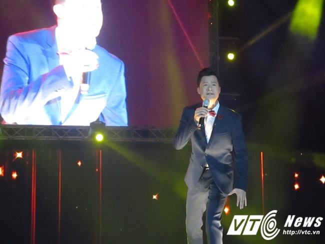 Nam ca sĩ Quang Dũng đang say sưa với ca khúc Hạ Trắng.