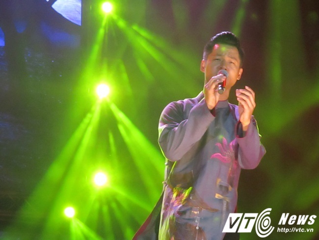 Đức Tuấn đắm xay trong ca khúc Xin cho tôi.