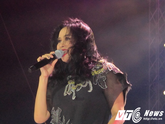 Thanh Lam thể hiện ca khúc Mưa hồng.