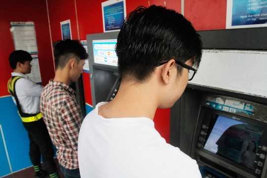 Thẻ ATM chủ yếu được dùng để rút tiền mặt. Ảnh: Hoàng Triều