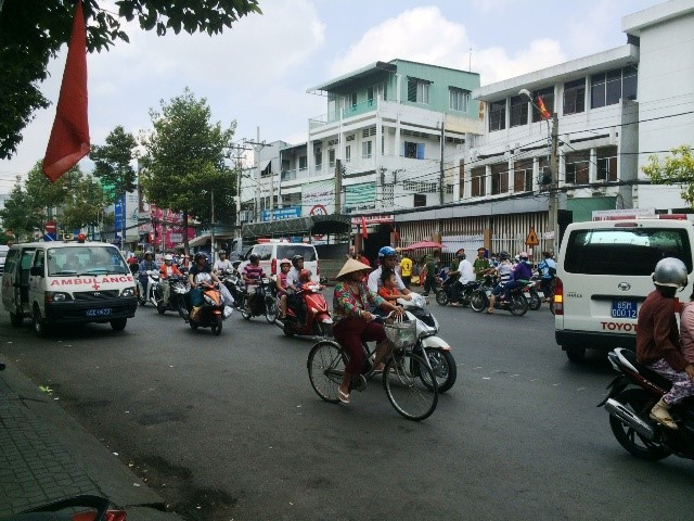 11 xe cứu thương được huy động để chuyển bệnh nhi. Ảnh Minh Anh.