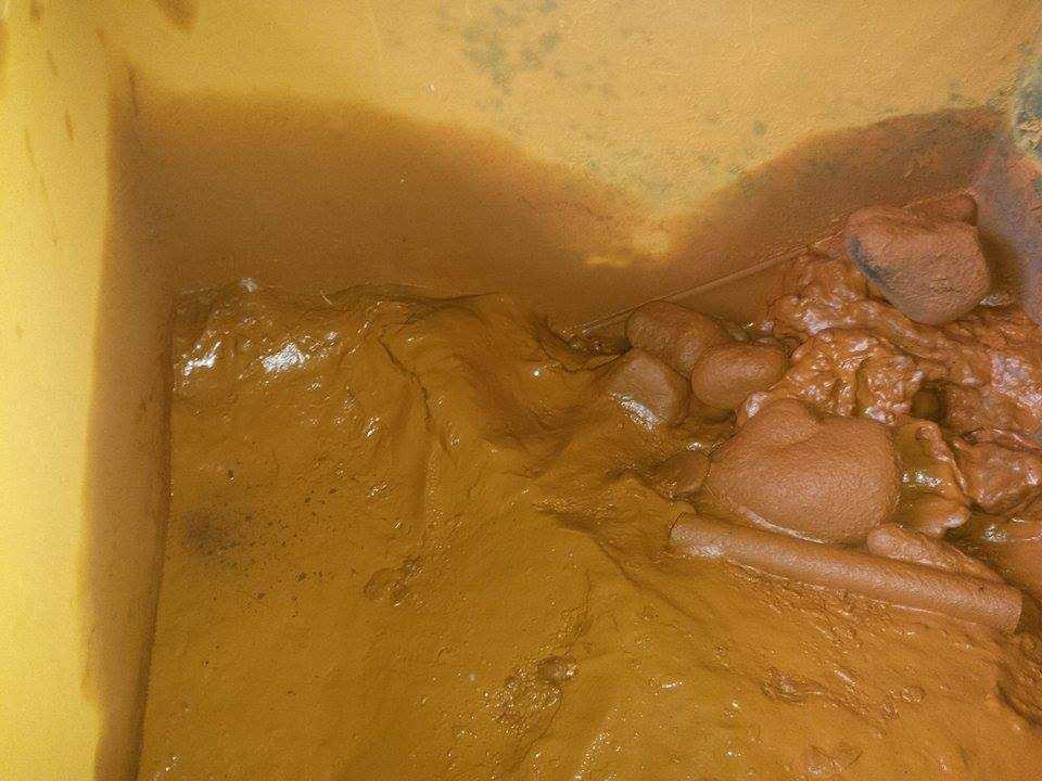 Nước ở thôn Xuân Lâm khi bơm lên thường có màu vàng đục, cặn vàng bám đầy thành bể.