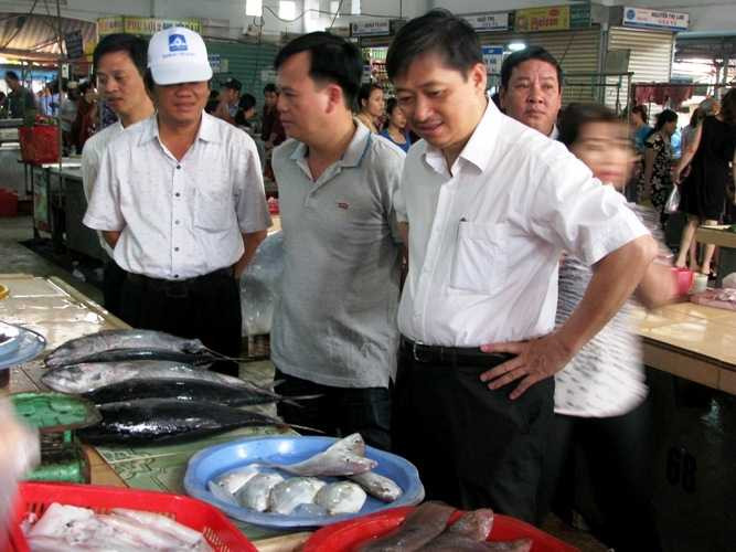 Phó chủ tịch UBND TP.Đà Nẵng Đặng Việt Dũng kiểm tra và trực tiếp mua tại các điểm bán hải sản sạch trên các chợ Đà Nẵng sáng 5/3