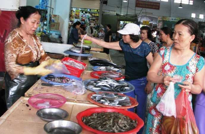 Nhu cầu sử dụng hải sản trên địa bàn Đà Nẵng đã rục rịch tăng sau những ngày ế ẩm.