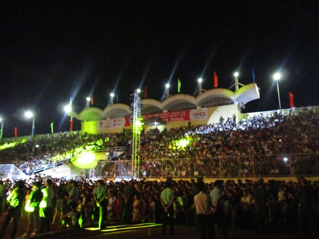 Hàng ngàn bạn trẻ cuồng nhiệt 'cháy' cùng rock Lửa Cố Đô