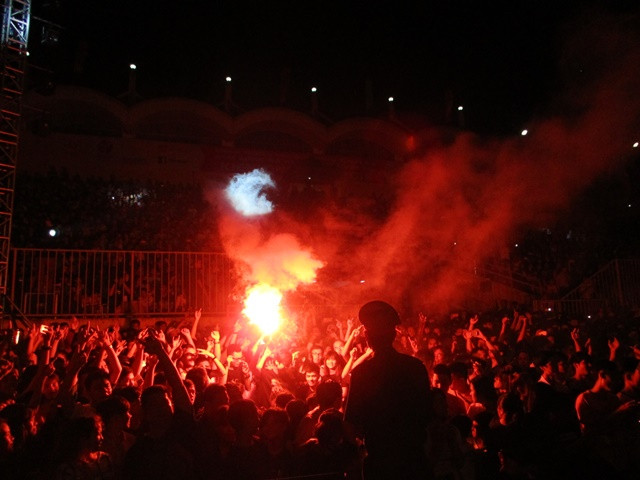 Hàng ngàn người tụ hội tại sân vận động Tự Do để cháy cùng đêm Rock sôi động với nhiều ca nhạc sĩ, DJ nổi tiếng.