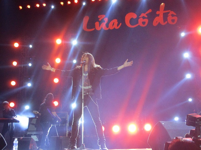 Viết Thanh, thủ lĩnh nhóm Unlimited làm cho sân vận động tự do như nổ tung.