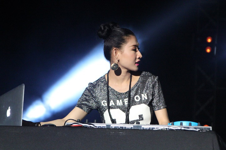 DJ xinh đẹp OXY góp phần làm đêm Rock bùng cháy.