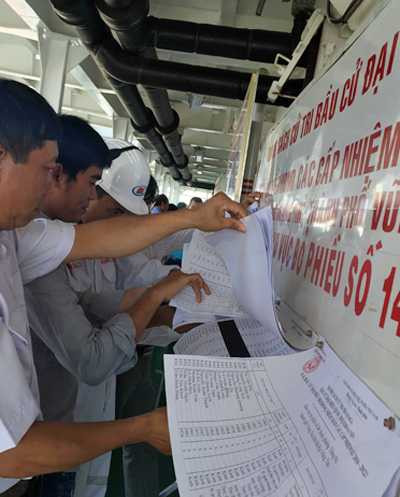 Không có mặt ở đất liền vào ngày cả nước bầu cử, cán bộ và công nhân dầu khí Việt - Nga Vietsovpetro được bỏ phiếu sớm. Ảnh: Xuân Thắng