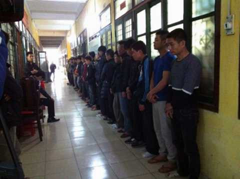 Cảnh sát bắt giữ 36 con bạc tại sới bạc của Bùi Văn Lý Cảnh sát bắt giữ 36 con bạc tại sới bạc của Bùi Văn Lý