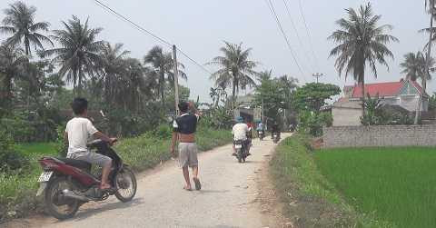 Công an mặc thường phục cùng những người hiếu kỳ trên đường tìm đối tượng 