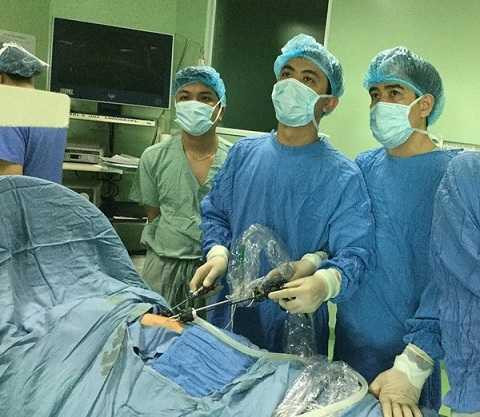 BS Nguyễn Văn Linh (đứng giữa) cùng ê kíp BV sản nhi Đà Nẵng thực hiện ca phẫu thuật (Ảnh: BSCC) BS Nguyễn Văn Linh (đứng giữa) cùng ê kíp BV sản nhi Đà Nẵng thực hiện ca phẫu thuật (Ảnh: BSCC)