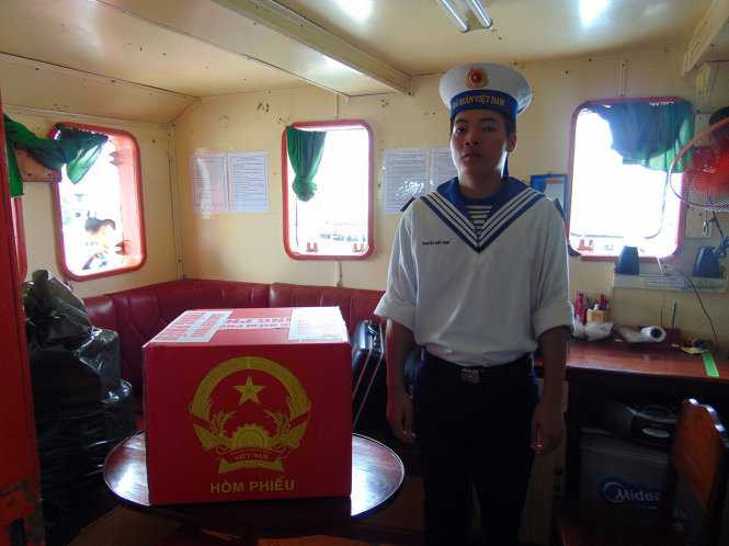 Chiến sĩ hải quân canh gác cẩn mật thùng phiếu đã được niêm phong trên tàu 624 - Ảnh: ĐÔNG HÀ